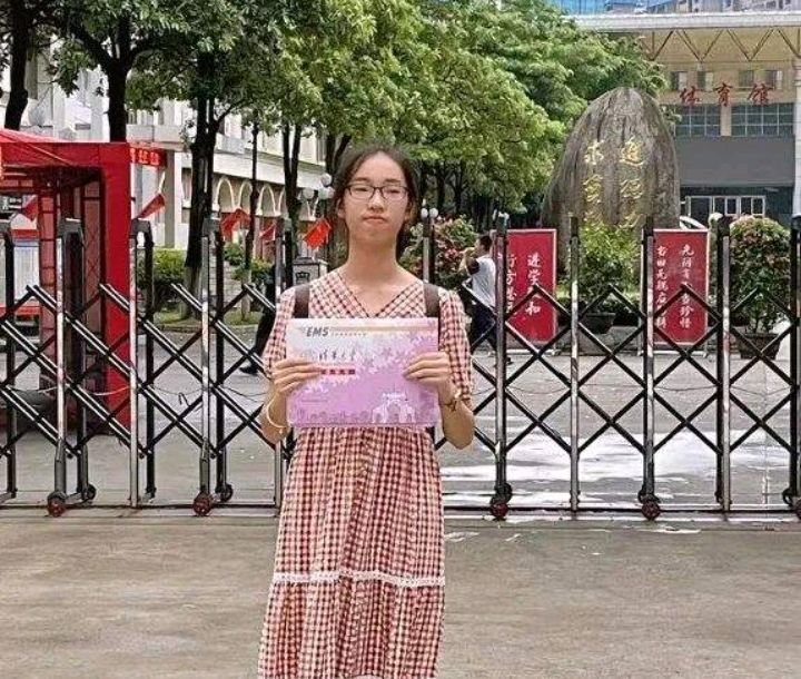 福建女孩拒绝游玩，不打游戏，以高考684分考上清华大学