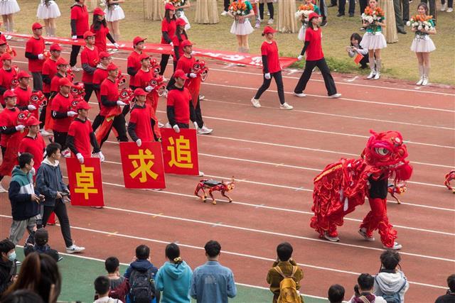 机器牛“闯入”武汉一高校运动会