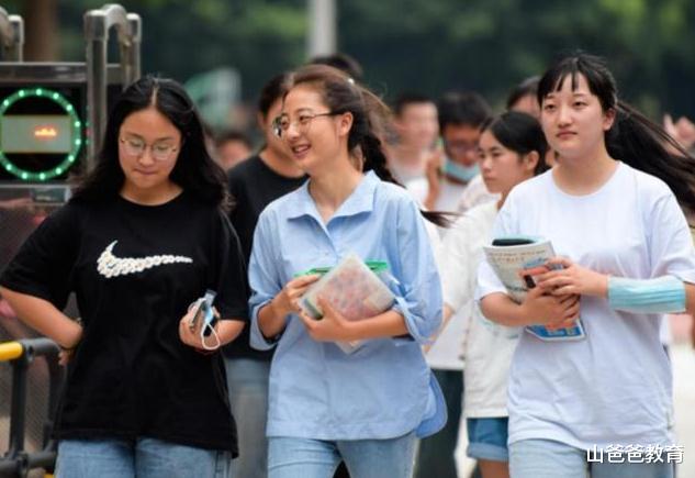 大学辅导员有多吃香? 看完工资表就知道了, 怪不得研究生都想当