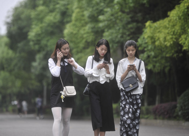 女子毕业9年省吃俭用, “抠”出了两套房, 值得大学生学习吗?