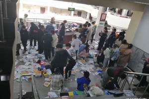 沈师大图书馆把学生考研资料扔一地, 犹如垃圾场, 校方: 针对占座