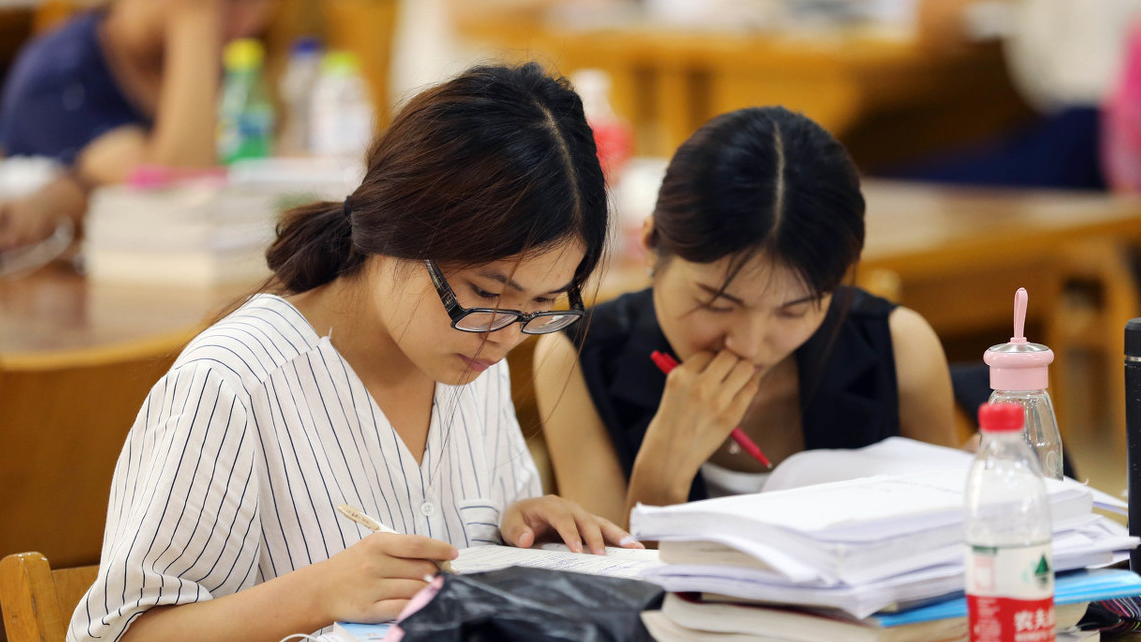 济南数百位女大学生去比赛, 穿着暴露引争议, 评论区两极分化