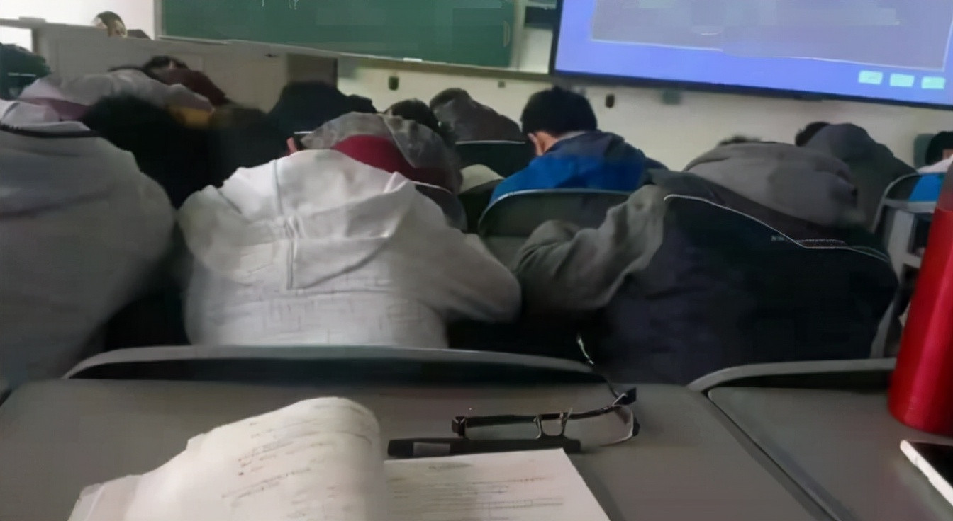 学幼师的职校生上课睡到一片, 老师讲台上淡定上课, 画面叫人感慨