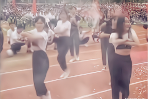 广西一中学运动会开幕式, 多名初三女生跳舞, 对评委“撩上衣”