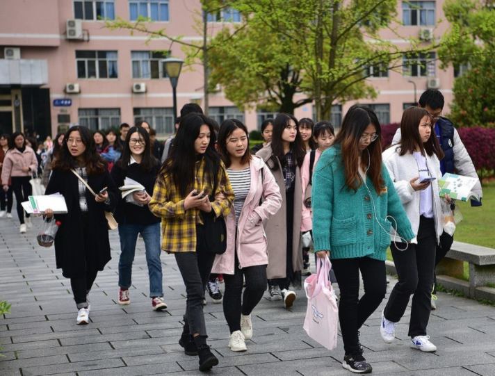 有种学生叫“伪特困生”，一边领着助学金，一边大手大脚地花钱