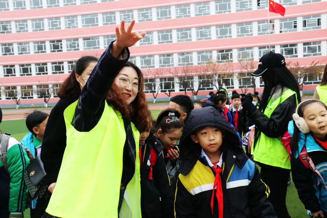 吉林辉南: 县第三实验小学开学! 开心!