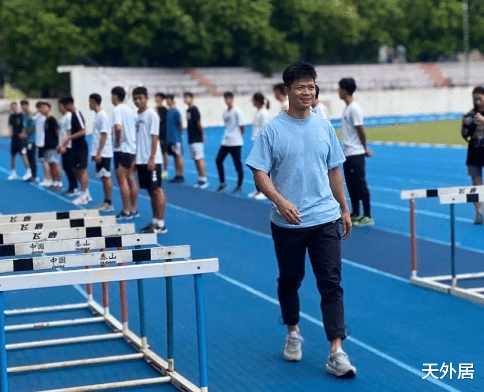 苏炳添上课现场曝光: 用手指着教学, 学生站两排很听话, 仅1女生