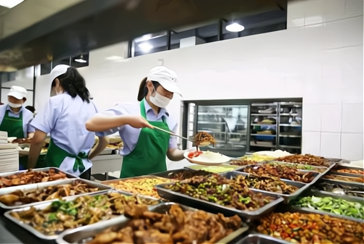 中学学校屡曝伙食差：两学期的伙食费结余，均超过收费的一半