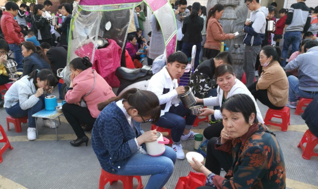 高中家长“送饭”蔚然成风, 校门口成“野餐基地”, 溺爱还是关爱