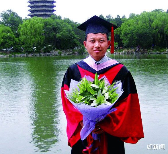 博士毕业论文后记引关注，母亲为让他读书，不顾村民白眼冒雨带他走