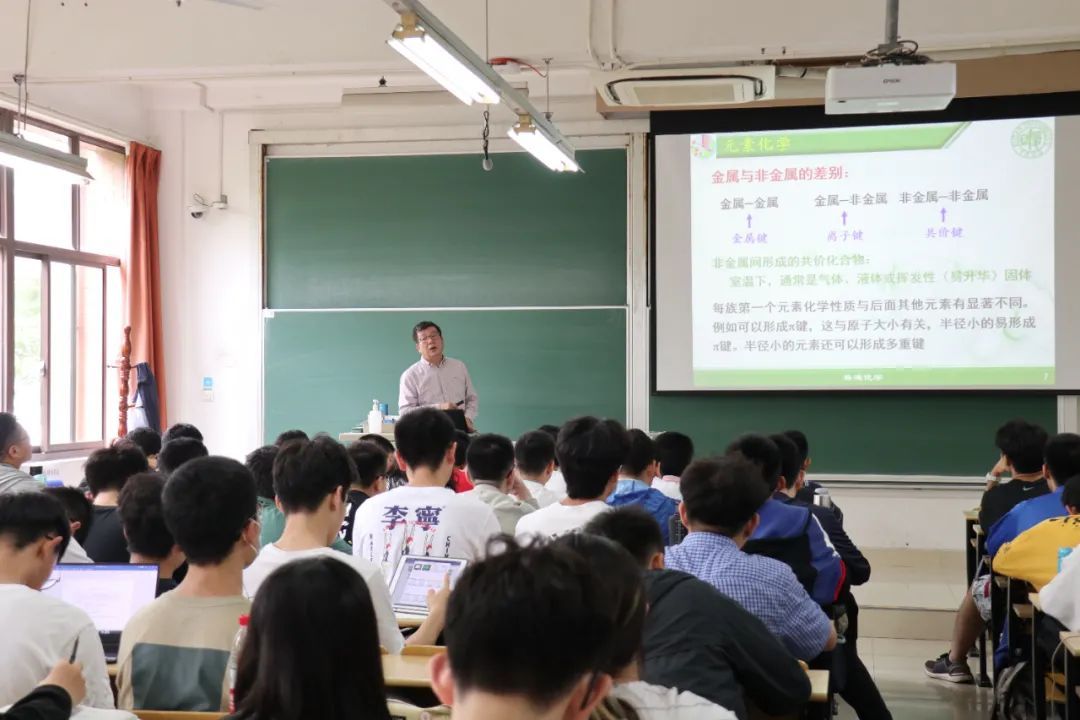 这位中国自然科学最高奖获得者，教了17年本科生基础课，还主编了《十万个为什么》化学分册！