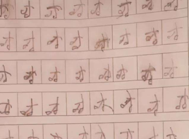 小学生练习写“才”字, 字迹更像是“樱桃落地”, 老师坦言看不懂