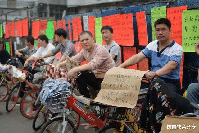 月薪上万也没人干, 两大行业陷入招人“困局”, 真实原因令人唏嘘