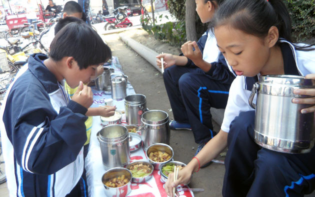 “家长送饭”成
门口风景线, 网友担心养成巨婴, 家长回怼质疑