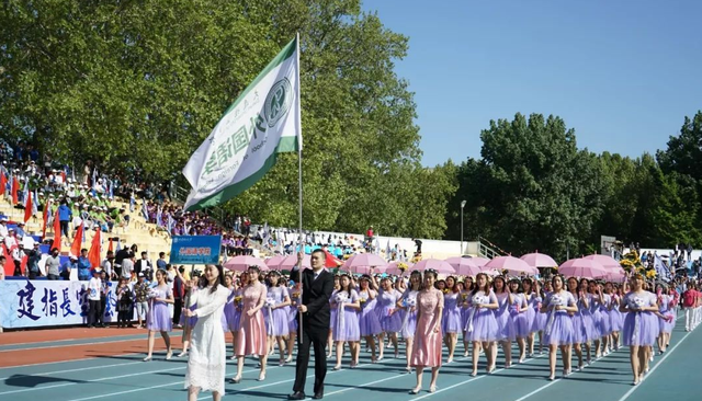 外国语学院举行运动会, 女大学生穿“黑丝”跑第一, 网友褒贬不一