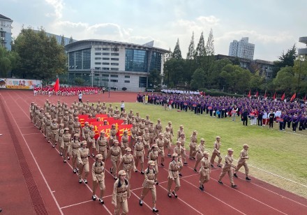 别人中学的运动会: 云南弥勒一中学体育生表演喷火引沸腾