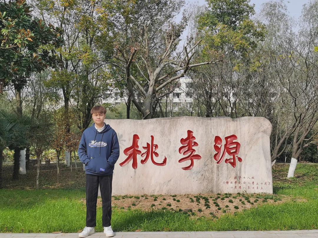 信阳农林学院张艺豪: 少年的肩应担起草长莺飞和月明风清