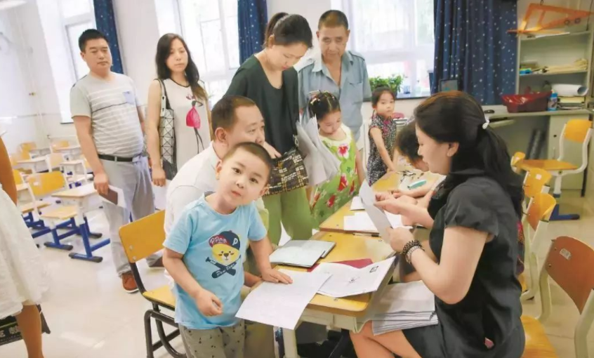 上海现“高质量小学生”, 幼升小简历高达15页, 大学生也自愧不如