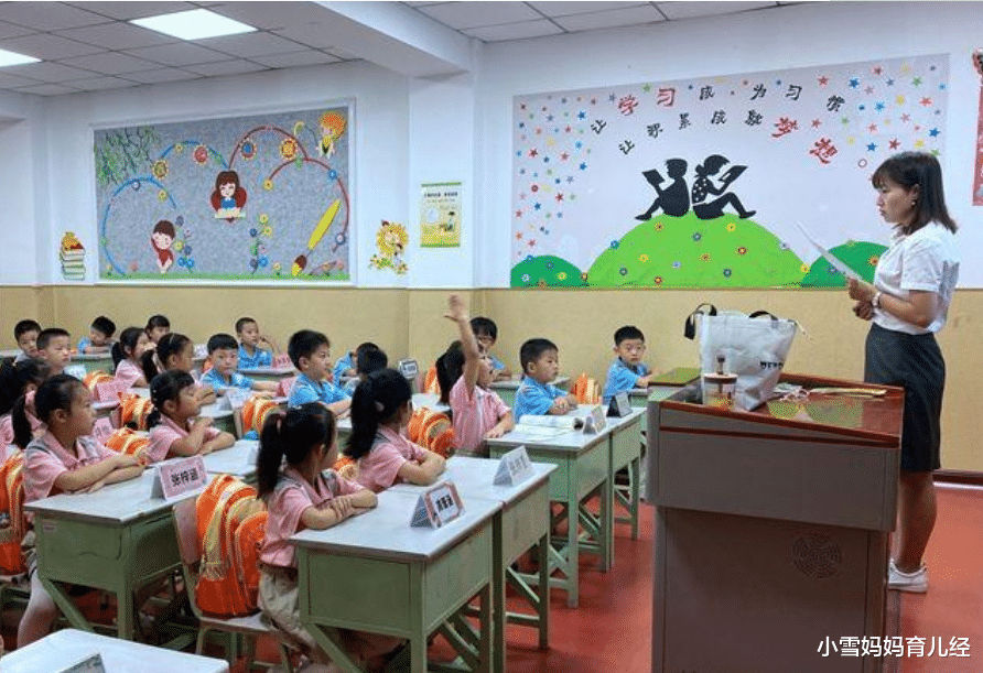 班主任坦言: 长大有出息的孩子, 通常在班里坐这个位置, 并非前排