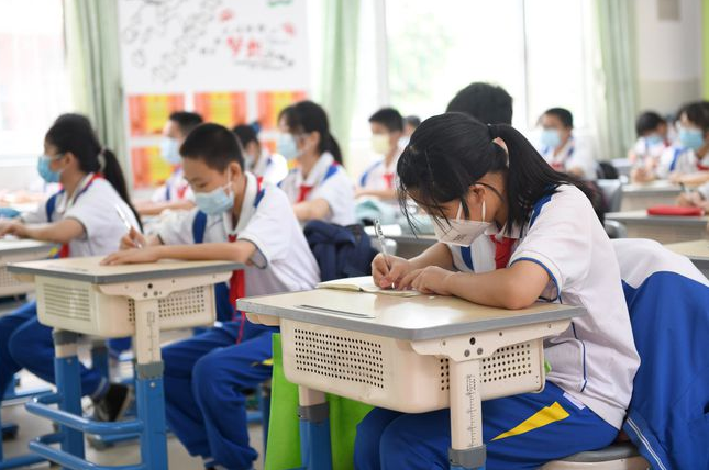 中小学生有福了, 教室内安装监控保证学习和身心健康, 家长态度褒贬不一