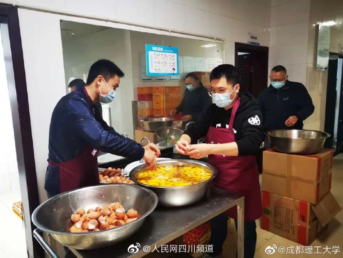 太全能了！成都理工老师上班授课下班食堂做饭