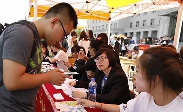 这3类学生很有福气, 毕业就能端起铁饭碗, 贫困家庭的考生可考虑