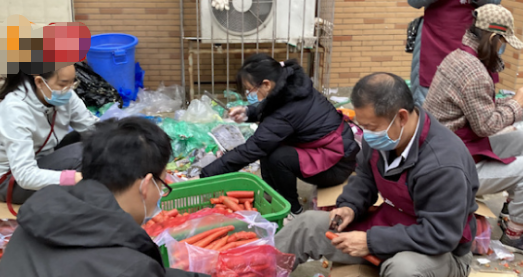 成都理工封校后出现寒心一幕 辅导员礼让配餐 学生嫌难吃扔垃圾桶