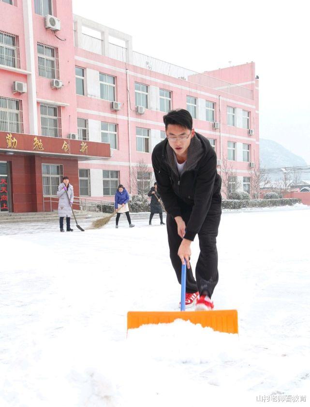 黑龙江: 一家长现买铲车帮学校清雪, 学校送锦旗感谢, 网友直言有钱任性