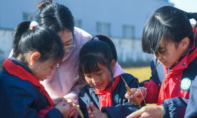 重庆2名中学生校内坠楼, 疑因“早恋”被休学, 校方做法惹人质疑