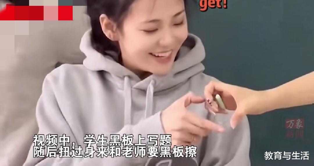 美女老师趣事多! 学生伸手美女老师也伸手, 女老师尴尬一笑迷住网友