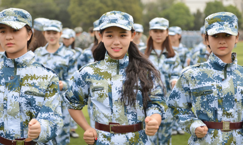 英国教授疑惑: 为何中国大学生都需要军训? 有什么特殊的用意?