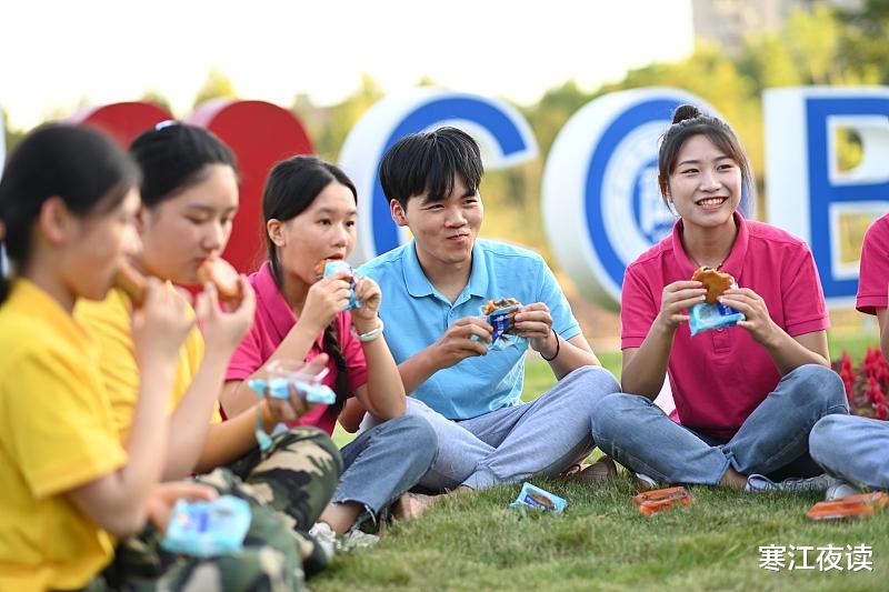 很多学校会安排给学生举行“集体生日”你觉得有意义吗?