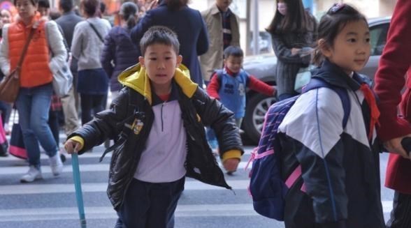 中小学生到校时间将要更改, 学生有望睡到自然醒, 但家长面露难色