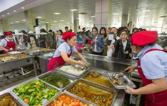 某大学“阴间食堂”走红, 学生吐槽: 让你接地气, 没让你接地府!