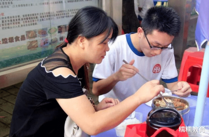 学生穿同样的校服, 资深班主任通过这一点, 就可以看出家境好坏