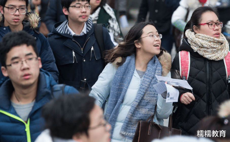 空乘专业学生被分配到酒店当门童, 7万学费打水漂, 学生要求退款