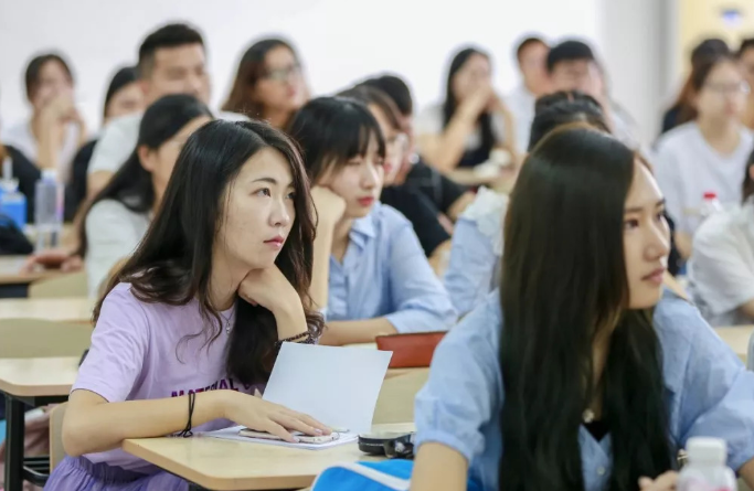 “有光的地方就有人读书”, 大爷在高校路灯下看书, 不禁有些感慨