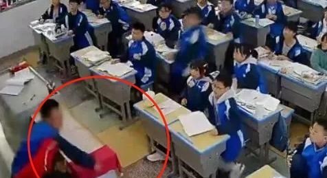 女老师正在上课, 一中学生发疯似地冲上讲台, 将老师打得血流满脸