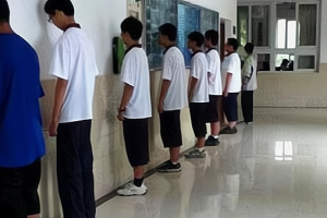 黑龙江一中学老师, 因学生迟到2分钟连扇12个巴掌? 学校出面回应