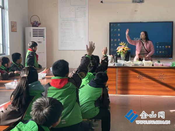 中山路小学四年级师生走进京口区青少年活动中心