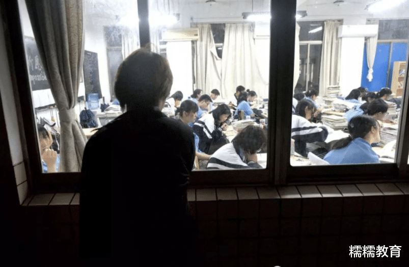 学生偷拍老师讲课“囧照”, 走红网络引起共鸣, 这是上学时的回忆