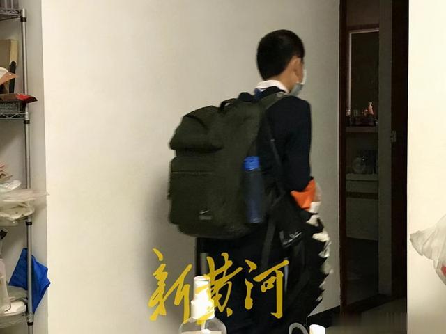 经济学家12岁儿子坠亡, 前一天被老师点名, 龙岗教育局: 介入调查