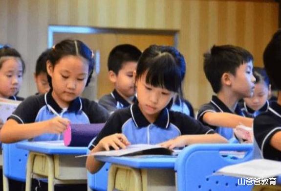 小学生因“名字”简单走红, 全名两字只有2笔, 老师却念不出口