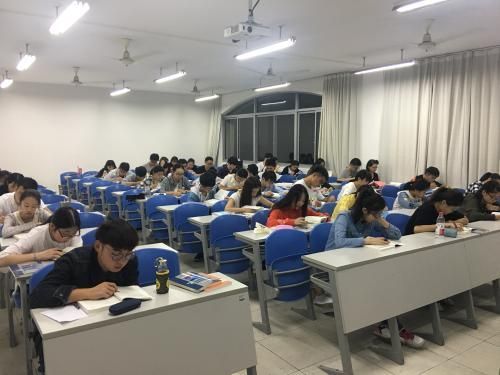 准大一的学生记住了! 大学这四件事尽量不要碰, 面临退学的风险