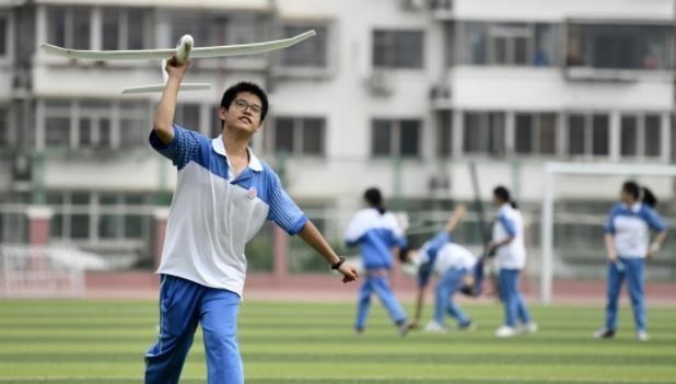 学校自来水浑浊如“红茶”, 学生合理质疑, 遭校方回怼: 美国水好