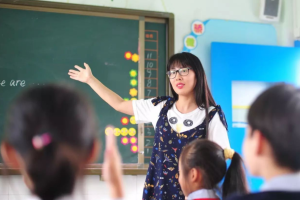 安徽一女教师打扮酷似“司藤”, 学生热情高涨, 却惨遭网友质疑