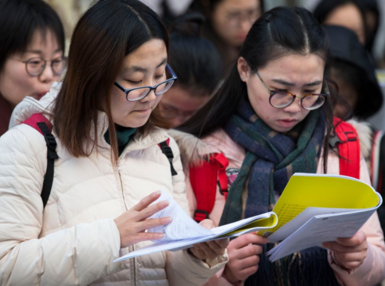 学生政审被淘汰, 原因是祖母有“污点”, 成绩再好也是做无用功