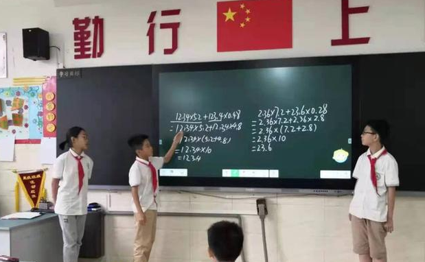 教师将“800*7=5600”这题判错, 家长找教师理论, 被教师打脸