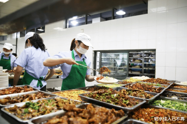 大学“阴间食堂”走红, 用餐环境“接地府”, 胆小的学生不敢进