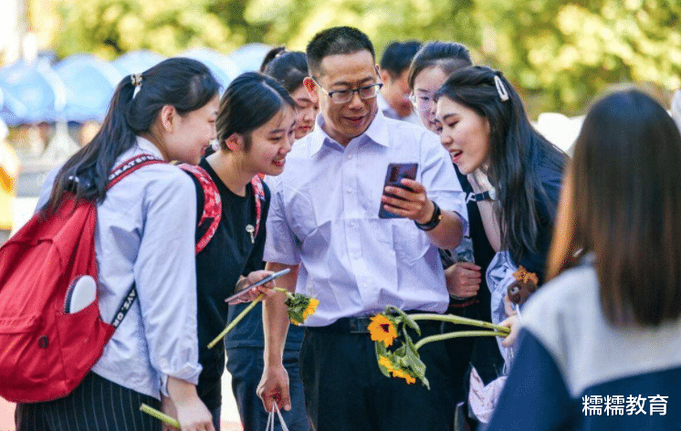 深圳某中学老师工资条流出, 再看老师学历后, 网友明白其中的道理